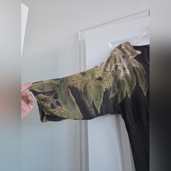 Gaby & Eden Floral V-Neck Cinch Waist Sweater Size Medium - Picture 4 of 4